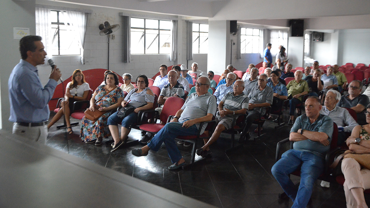 Aposentados e pensionistas da Eletropaulo acompanham apresentação da Funcesp