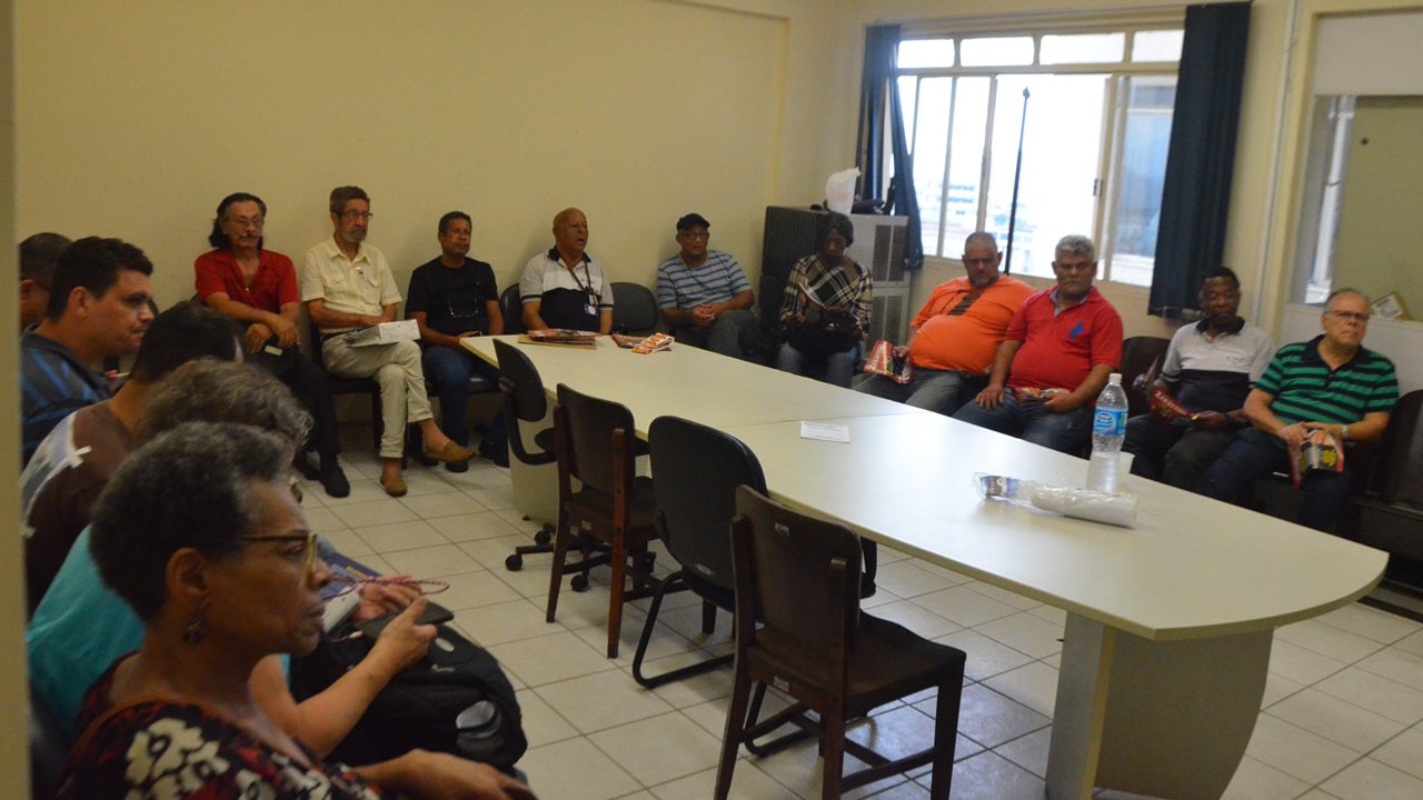 Na tarde da última sexta-feira, os representantes do Sintius e de outros sindicatos estiveram reunidos com o deputado federal Carlos Zarattini (PT), na Gerência Regional do Trabalho e Emprego de Santos, para uma conversa a respeito da Reforma da Previdência e uma análise de conjuntura diante da crise institucional em nosso país.