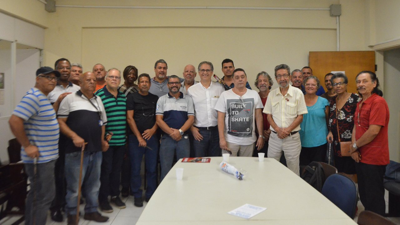 Na tarde da última sexta-feira, os representantes do Sintius e de outros sindicatos estiveram reunidos com o deputado federal Carlos Zarattini (PT), na Gerência Regional do Trabalho e Emprego de Santos, para uma conversa a respeito da Reforma da Previdência e uma análise de conjuntura diante da crise institucional em nosso país.