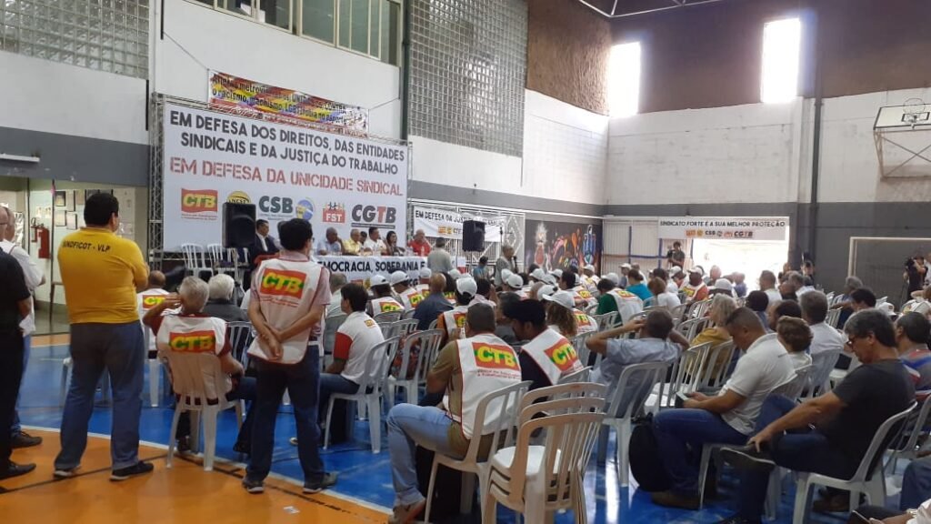 Lideranças sindicais fazem ato em defesa dos direitos, em São Paulo