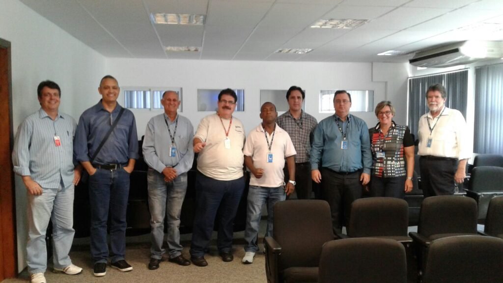 Equipe de Direção da empresa, sindicalistas e CRF que discutiu a PPR 2017 em reunião