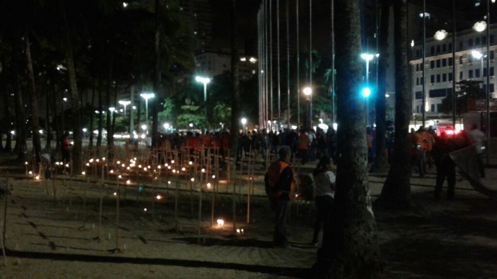 TRABALHADORES FAZEM ATO CONTRA REFORMAS COM CAIXÃO E VELA PRETA, EM SANTOS