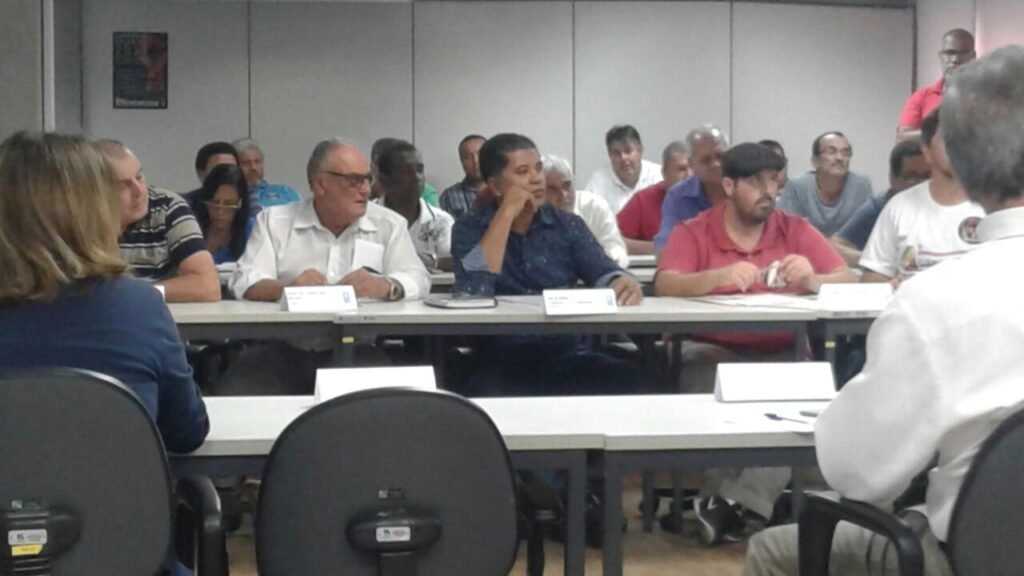 Trabalhadores da Sabesp participam de assembleia nesta segunda-feira (dia 14) para ratificar greve a partir da zero hora de terça-feira (dia 15)